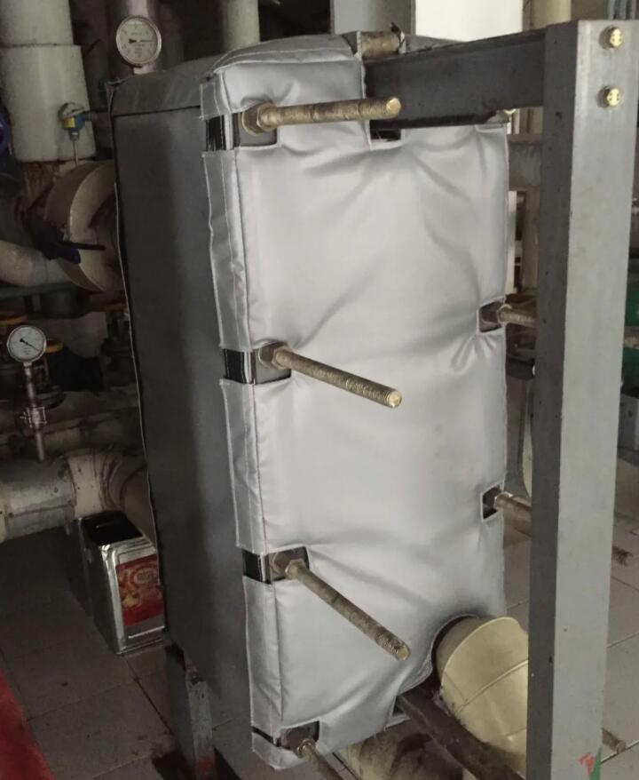 板式<a href=http://m.nh-ht.cn/e/tags/?tagname=%E6%8D%A2%E7%83%AD%E5%99%A8%E4%BF%9D%E6%B8%A9 target=_blank class=infotextkey>換熱器保溫</a>套